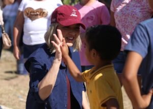 Visita la Presidenta Municipal, Estrella Palacios, Siqueros, y realiza arborización